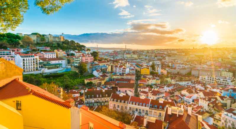 Lisbon: Private City Tour by Tuk-Tuk - What the guide adds
