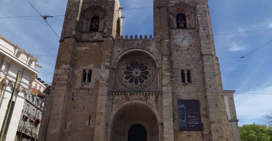 Lisbon:Private guided historical sightseeing Tour by TUK-TUK - The poetic city route from Chiado to Estrela