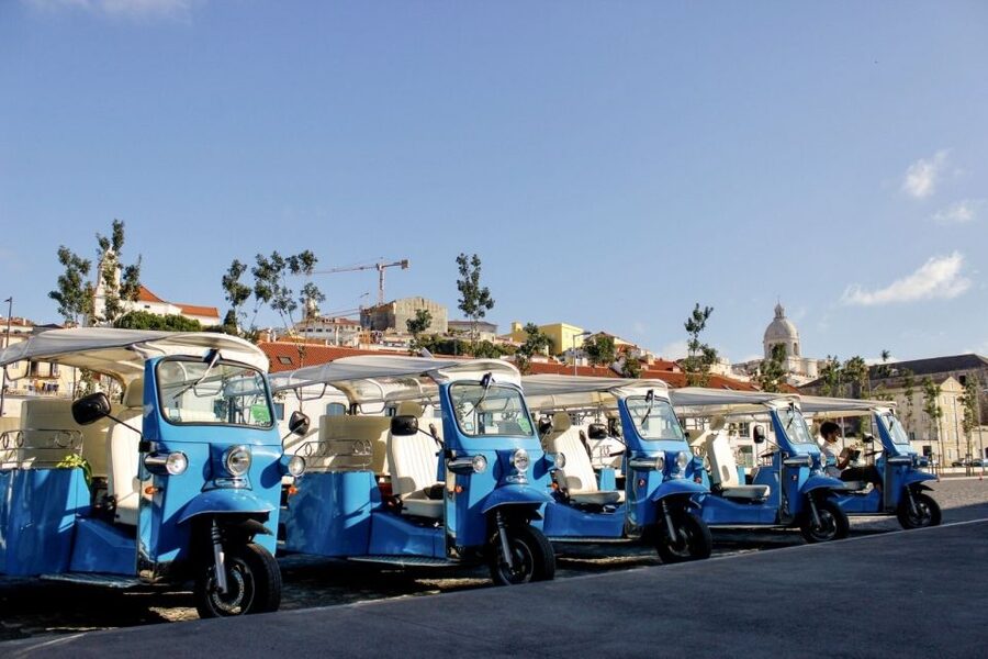 Lisbon: Private Guided Tour of Historical Center by Tuk Tuk - What the guide adds to the ride