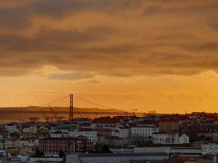 Lisbon: Private Highlights Tuk-Tuk Tour with Tapas and Wine - Key points at a glance