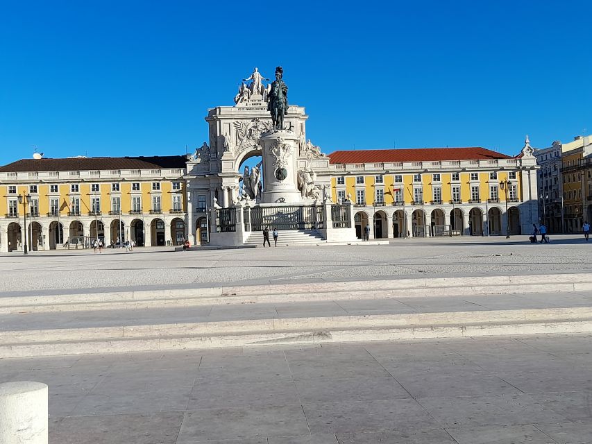 Lisbon: Private Tuk-Tuk Tour for 2 hours - Lisbon Cathedral and the first look at the old city