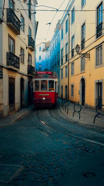 Lisbon: Private Tuk-Tuk Tour of Old Town & Scenic Viewpoints - The private format and who benefits most