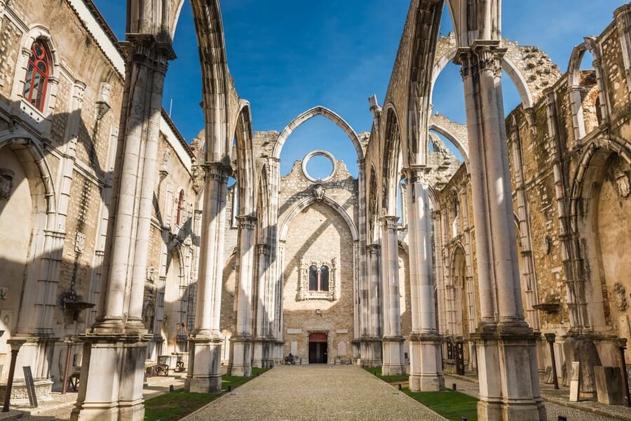 Lisbon's historic old town in a tuk-tuk in German - Why this Lisbon tuk-tuk ride is worth considering