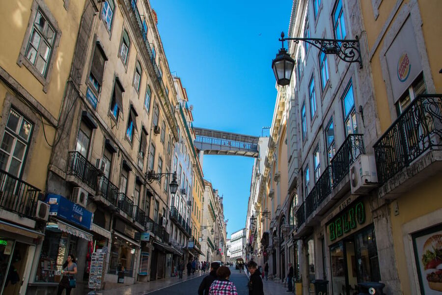 Lisbon's historic old town in a tuk-tuk in German - Lisbon Cathedral and the Santa Luzia view