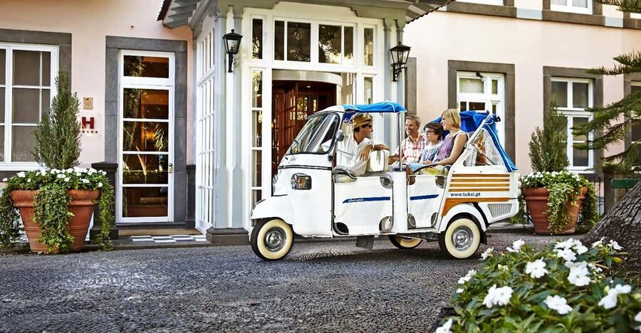 Lisbon's historic old town in a tuk-tuk in German - Graça and Lisbon’s highest viewpoint