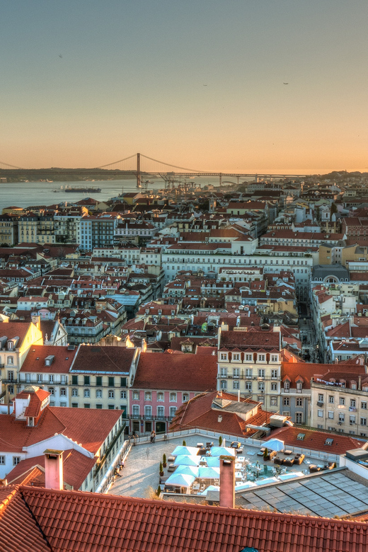 Lisbon's historic old town in a tuk-tuk in German - What the private format changes