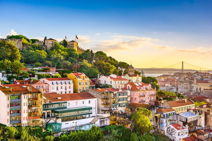 Lisbon's historic old town in a tuk-tuk in German - How long should you allow?