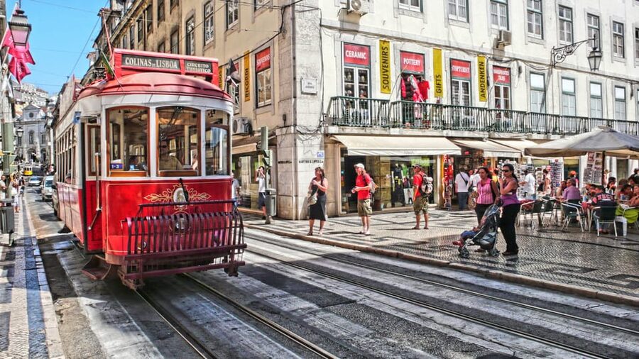Lisbon's historic old town in a tuk-tuk in German - Alfama, where Lisbon turns into a maze