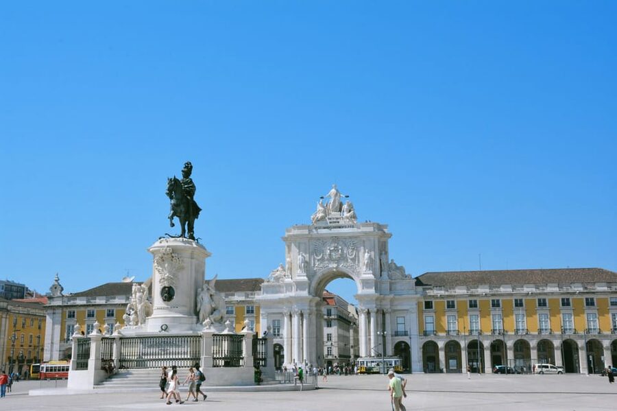 Lisbon: Sightseeing City Tour by Tuk-Tuk - São Vicente, the National Pantheon, and Alfama