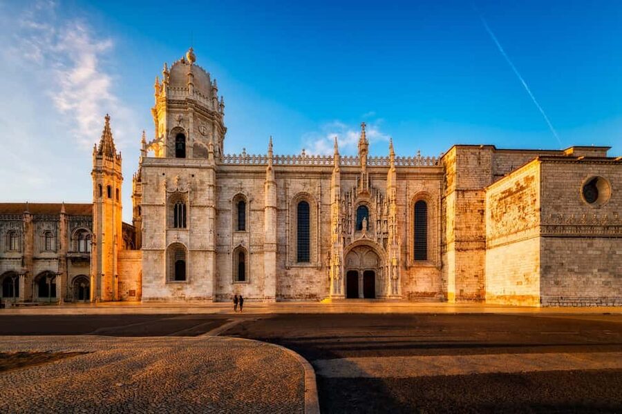 Lisbon: Skip-the-Line Pastéis de Belém & Belém Tuk-Tuk Tour - The Discoveries Monument and its giant world map