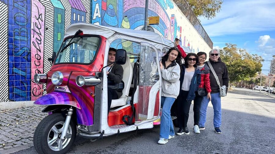 Lisbon Tour With Tuktuk - Lisbon Cathedral and the first climb into Alfama