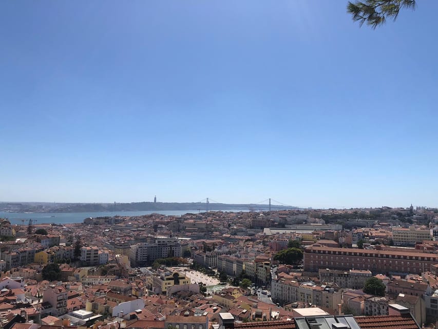 Lisbon: Tuk Tuk 1H30 Tour Old Town Complete with a Old Timer - Sé Cathedral and Santo António: a strong first stop