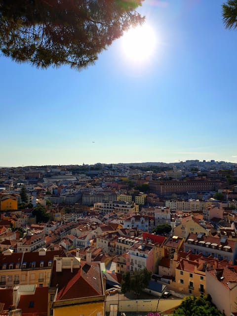 Lisbon: Tuk Tuk 2H Tour Lisbon with a Old Timer - Alfama by old timer