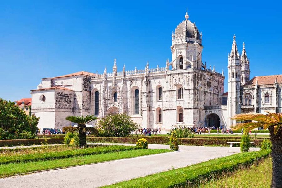 Lisbon: Tuk Tuk Hop-On Hop-Off Tour - What the driver adds to the ride