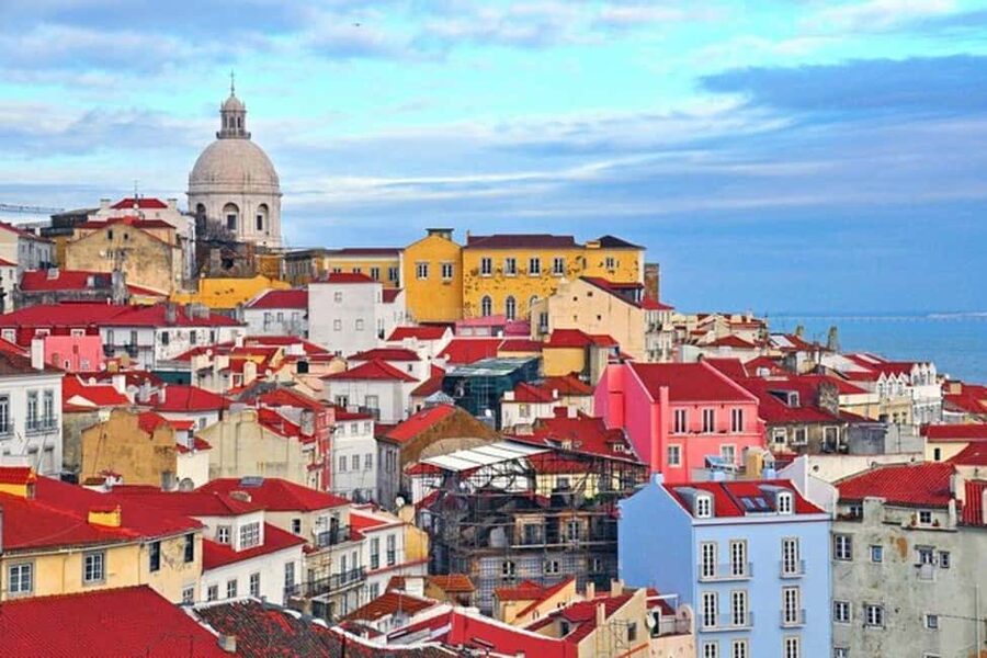 Lisbon: tuk-tuk tour with free hotel pickup - Santo António and the climb toward Alfama