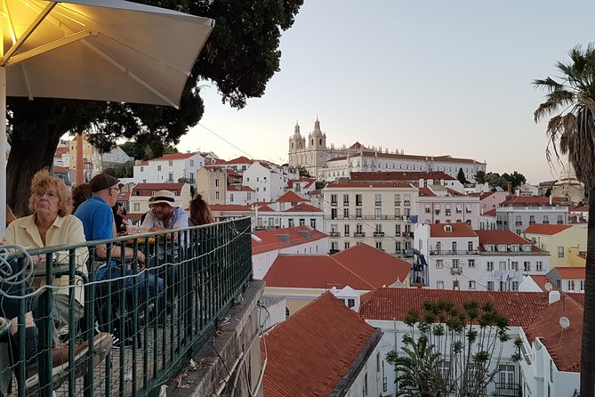 Lisbon Viewpoints Tuk Tuk Tour - What the guide adds to a short route