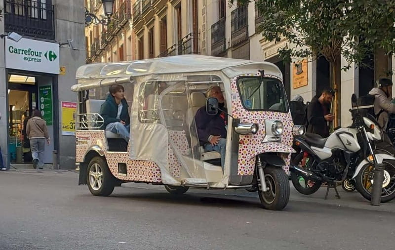 Madrid: City Tours - 6 seats private ecological tuk tuk - Retiro, Alcalá Gate, and Cibeles