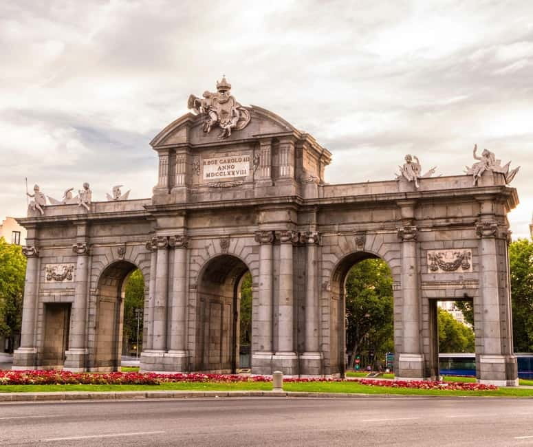 Madrid: Highlights City Tour by Electric Tuk Tuk - The guides make the short format work