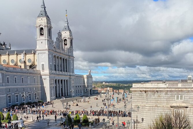 Madrid in Tuk Tuk with Local Guide Included - Key points at a glance
