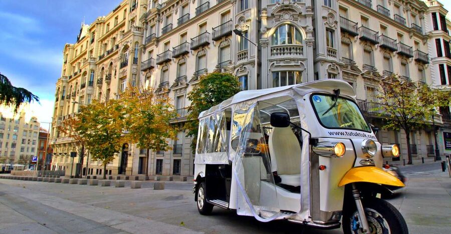 Madrid: Modern tour with Private guide in yellow tuk tuk - Royal Palace and Almudena Cathedral