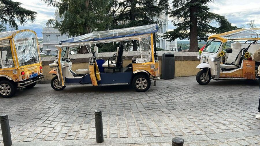 Madrid: Panoramic tour with Private guide in yellow Tuk Tuk - San Miguel Market and the Literary Quarter