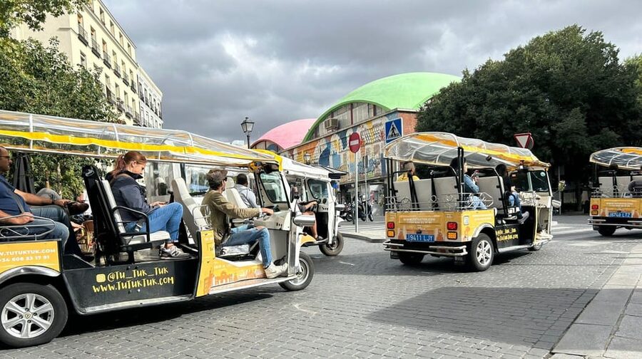 Madrid: Panoramic tour with Private guide in yellow Tuk Tuk - From Plaza Isabel II to the Royal Palace