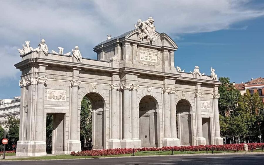Madrid: Tour with Tuk Tuk Zero: Bernabéu and the Golden Mile. 1h 15min - Cibeles, the Prado-Recoletos axis, and Madrid’s grand face