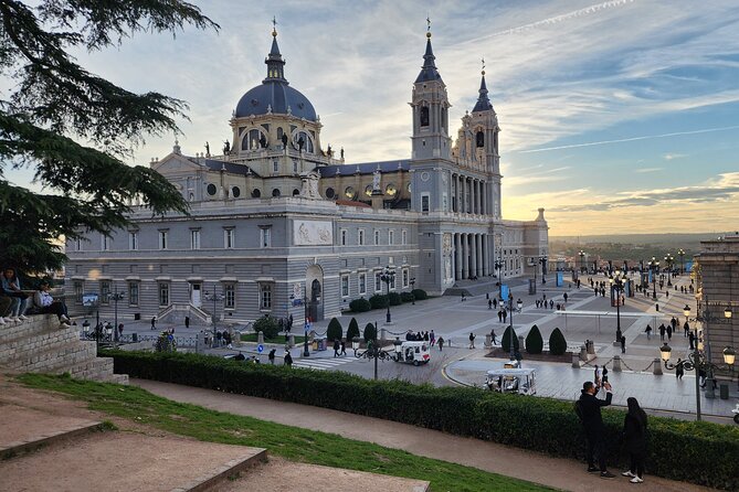 Madrid Tuk Tuk & Olé Experience – Private 1.5h Cultural Tour - Puerta de Alcalá, Las Ventas, and Salamanca