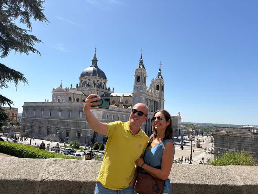 Madrid: Tuk Tuk Tour of the Historic Heart and Gran Vía. 1h 15min - Starting at Neptune Fountain and the Paseo del Prado