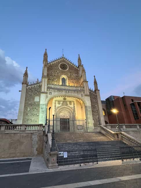 Madrid: Tuk Tuk Tour with Live Commentary - What the guide adds to the ride