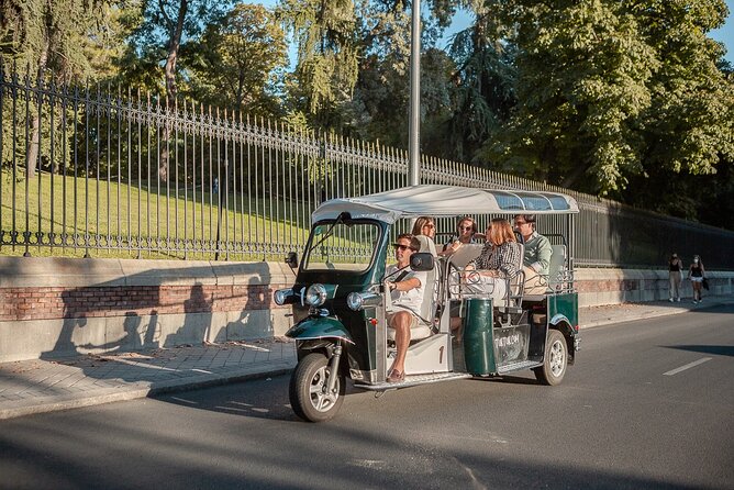 Madrid Welcome Tour with Local Guide in Eco Tuk Tuk Private - Cibeles, Neptune, and Madrid’s football map