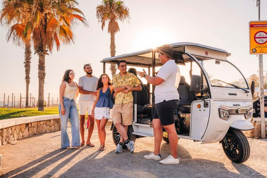 Málaga: 1-hour Private Tuk Tuk Tour - Guides, language, and the personal touch