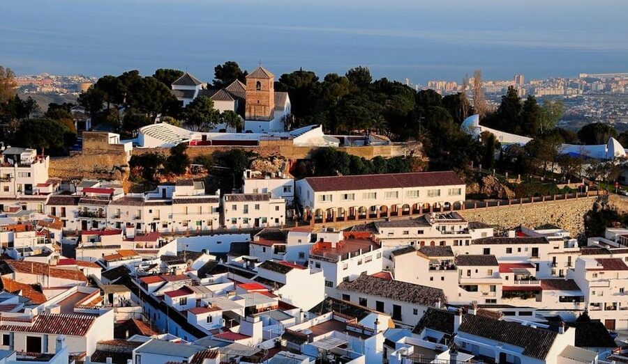 Mijas: Panoramic city tour with an electric Tuk Tuk - The private format and guide style