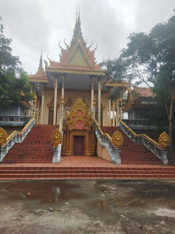 Morning Tuk tuk: City, Handicrafts, Killing field, Temples - Who should book this experience?
