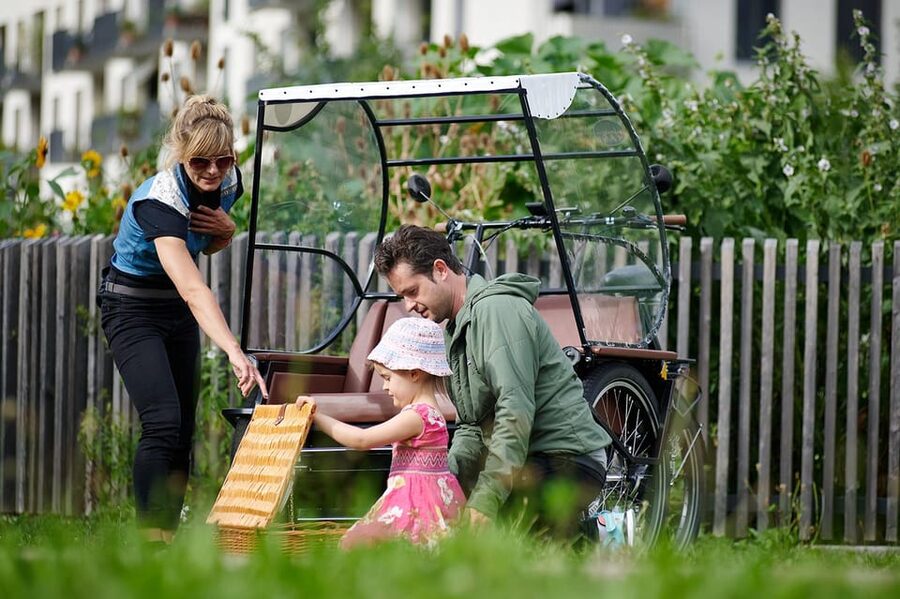 Munich: Day-rent rickshaw and explore Munich yourself - Who will enjoy this most?