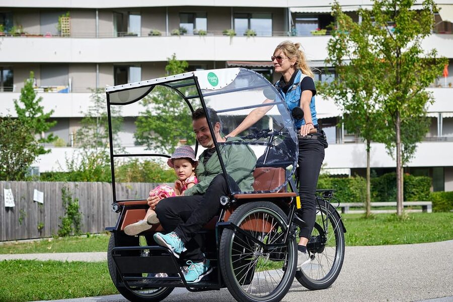 Munich: Day-rent rickshaw and explore Munich yourself - The English Garden gives the day its easygoing finish