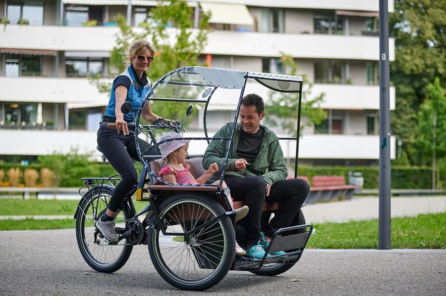 Munich: Day-rent rickshaw and explore Munich yourself - Price and value for families or small groups
