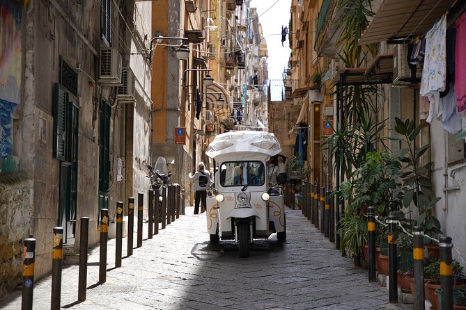 Naples in Tuk Tuk between Panoramas and History and Street Food - Why a tuk tuk works in Naples