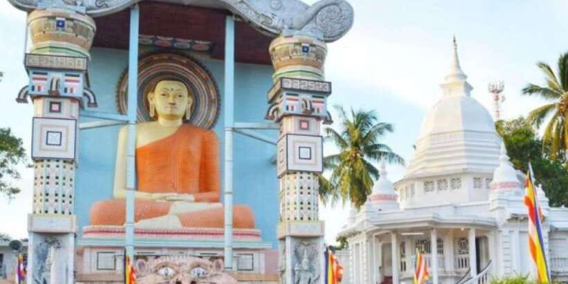 Negombo: Fishing Village Highlights Private Tour by Tuk Tuk - Entering Sri Singama Kali Amman Kovil