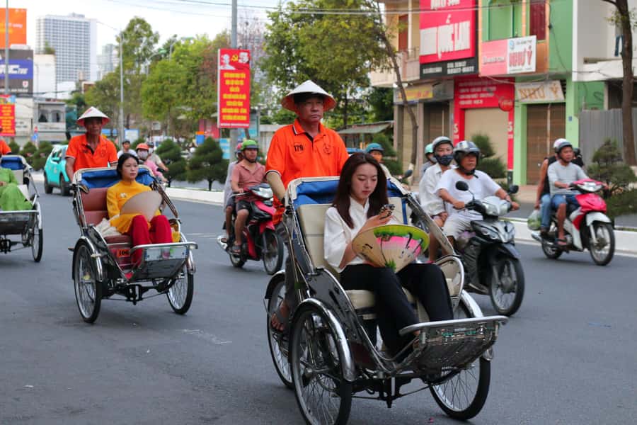 Nha Trang: Ao Dai Photoshoot with Cyclo Ride - The optional beach promenade stop