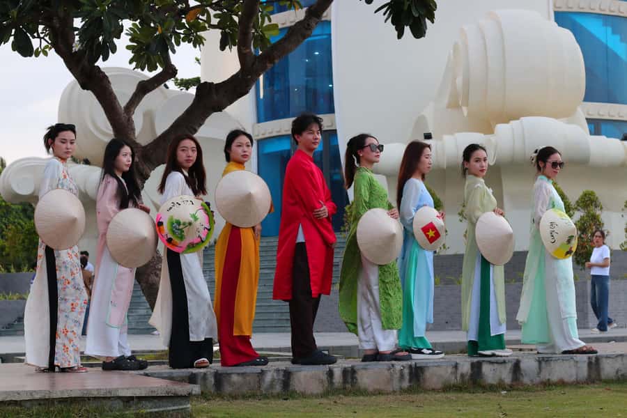 Nha Trang: Ao Dai Photoshoot with Cyclo Ride - Photo assistance or a professional photographer