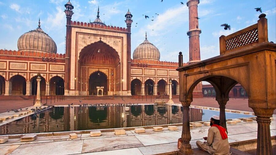 Old Delhi: 3-Hour Private Tuk-Tuk/Rickshaw Ride Tour - Jama Masjid and the red sandstone courtyard