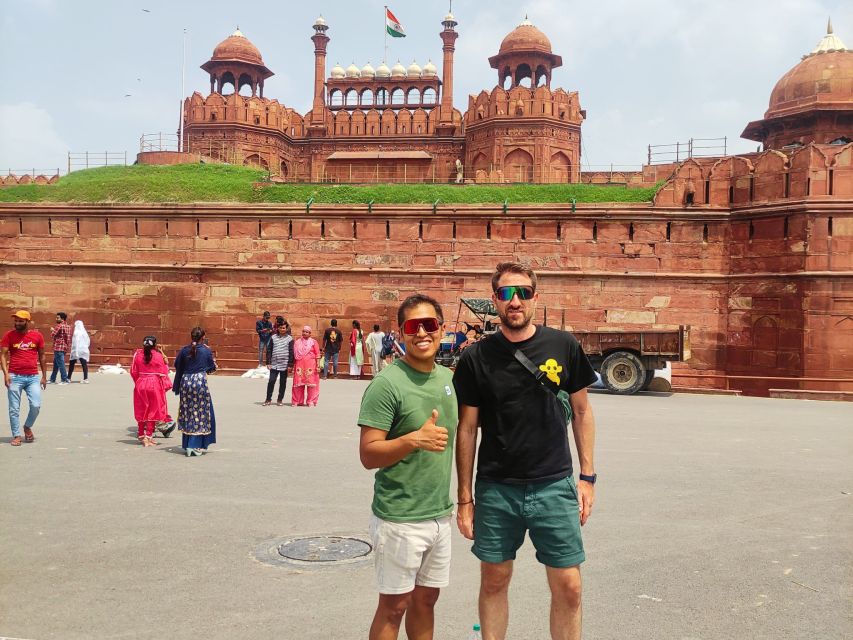 Old Delhi: Walking Tour with Tuk Tuk Ride & Snacks (Español) - Jama Masjid and the Red Fort area