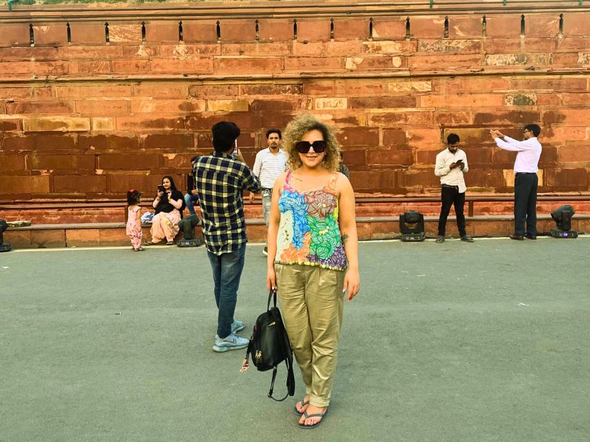 Old Delhi: Walking Tour with Tuk Tuk Ride & Snacks (Español) - Shahi Sunehri Masjid and the Chandni Chowk streets