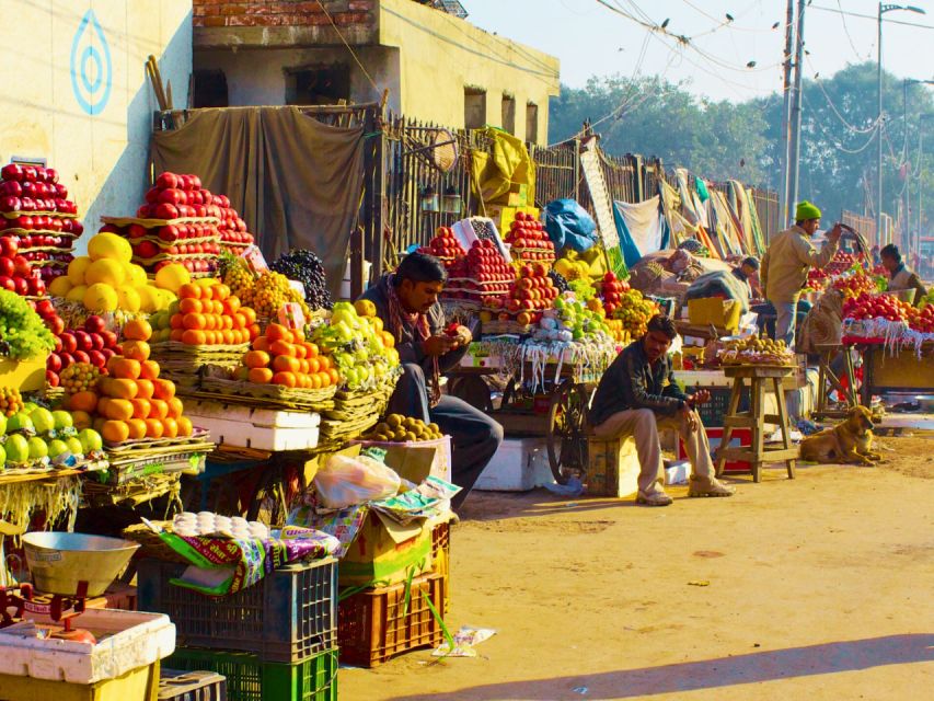 Old Delhi: Walking Tour with Tuk Tuk Ride & Snacks (Español) - Town Hall and the changing face of Delhi