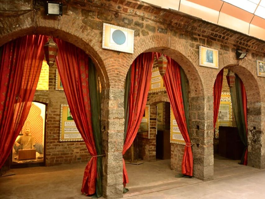 Old Delhi: Walking Tour with Tuk Tuk Ride & Snacks (Español) - Haveli Mirza Ghalib brings poetry into the walk
