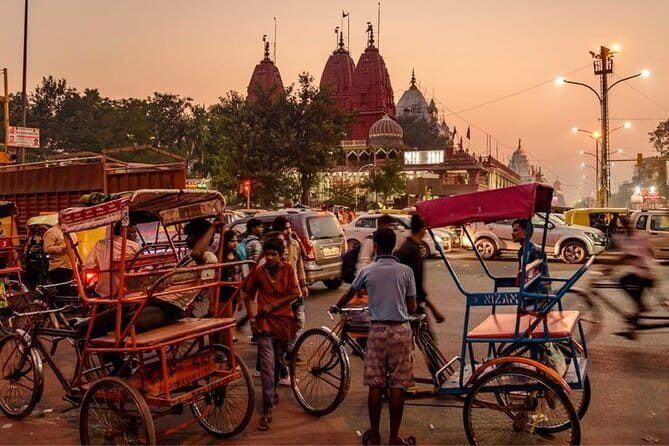 Old & New Delhi Tour : Monuments , Rickshaw Ride & Local Heritage - India Gate and Rashtrapati Bhavan shift the mood