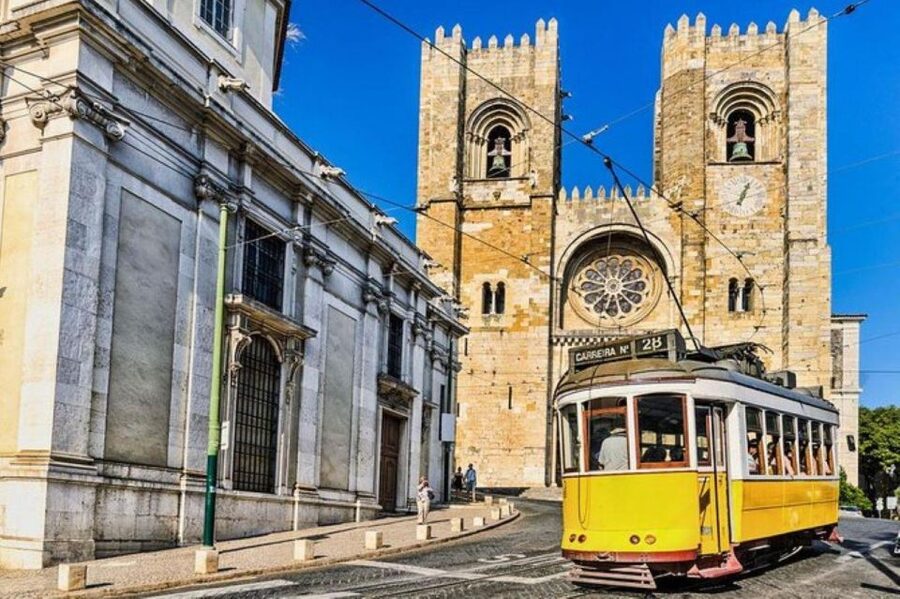 Old town of Lisbon on board of a tuk tuk- 1hour - Why a tuk tuk works well in Lisbon