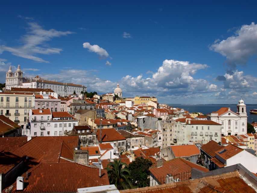 Old town of Lisbon on board of a tuk tuk- 1hour - Starting at Praça da Figueira