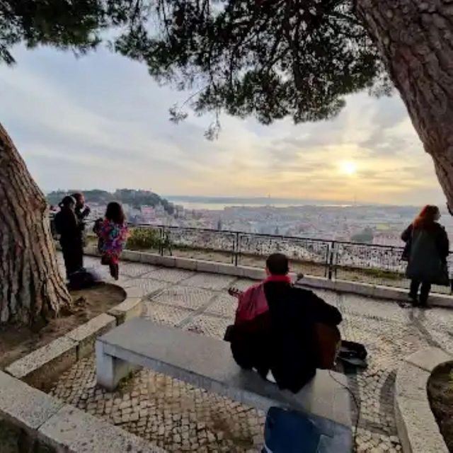Old town of Lisbon on board of a tuk tuk- 1hour - Portas do Sol: your first broad view